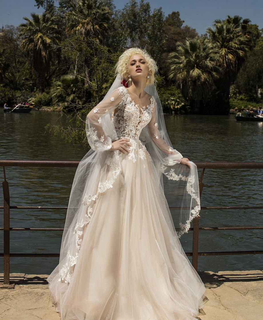 Свадебная фата с окантовкой из цветочного кружева фото