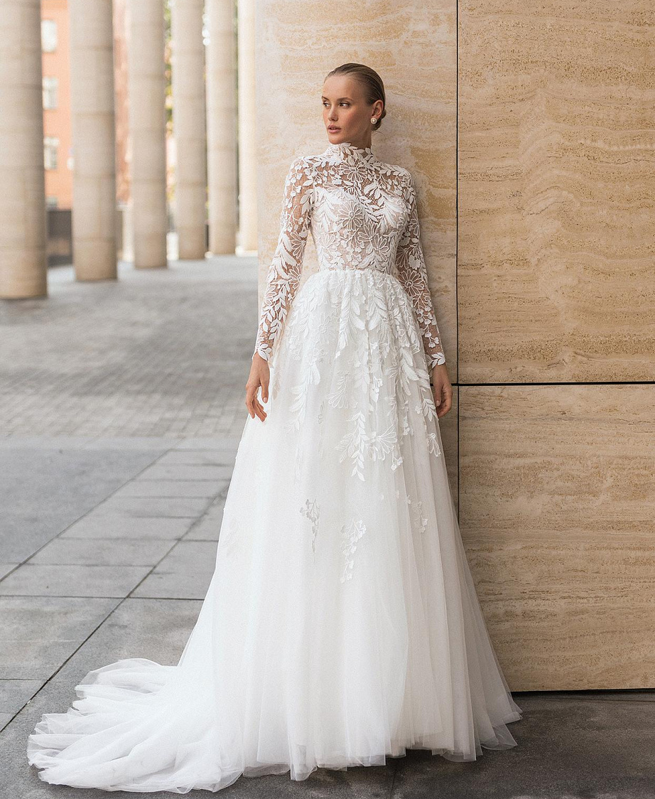 Свадебное платье с кружевным верхом и рукавами фото