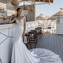 Роскошная атласная рыбка с кружевными рукавами