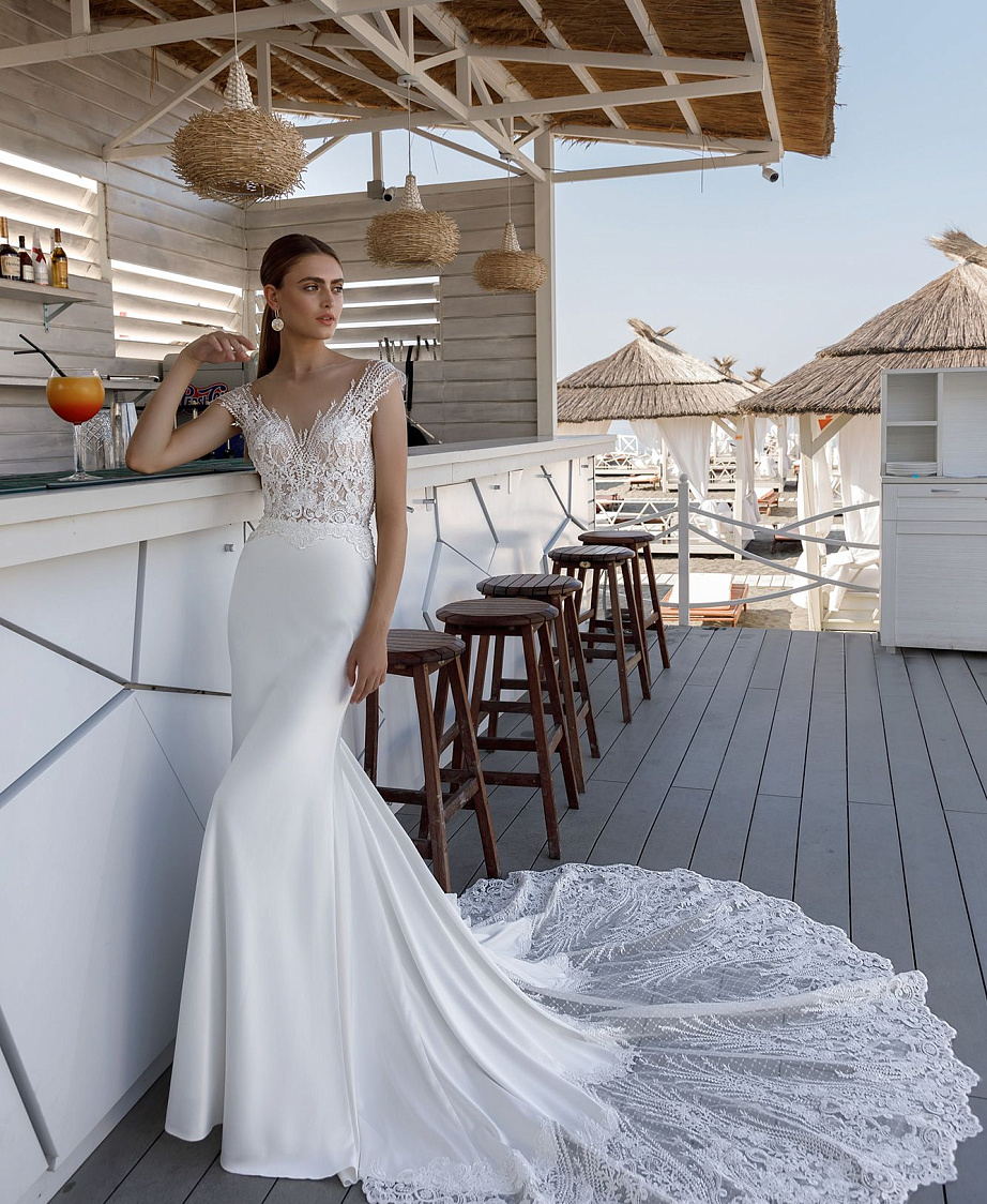 Роскошная атласная рыбка с кружевными рукавами