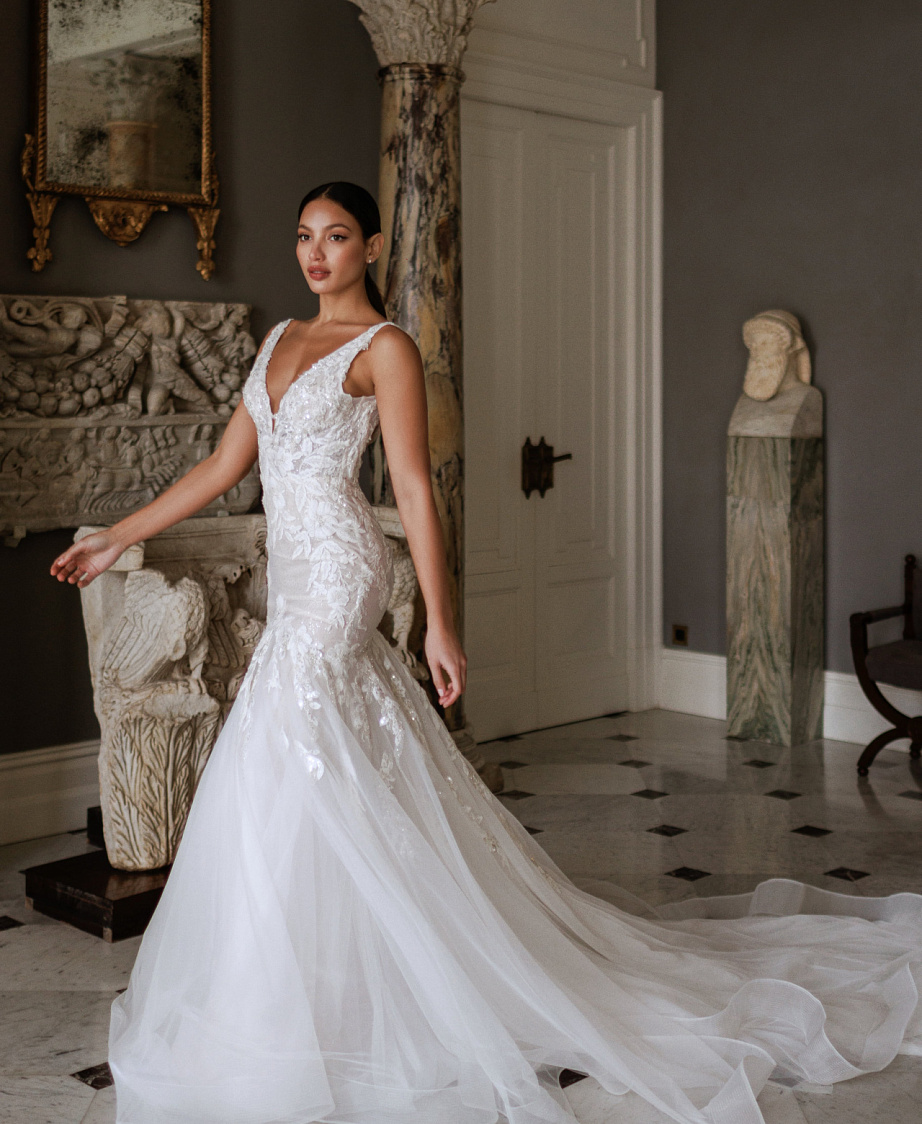 Кружевное свадебное платье со съемными крыльями фото