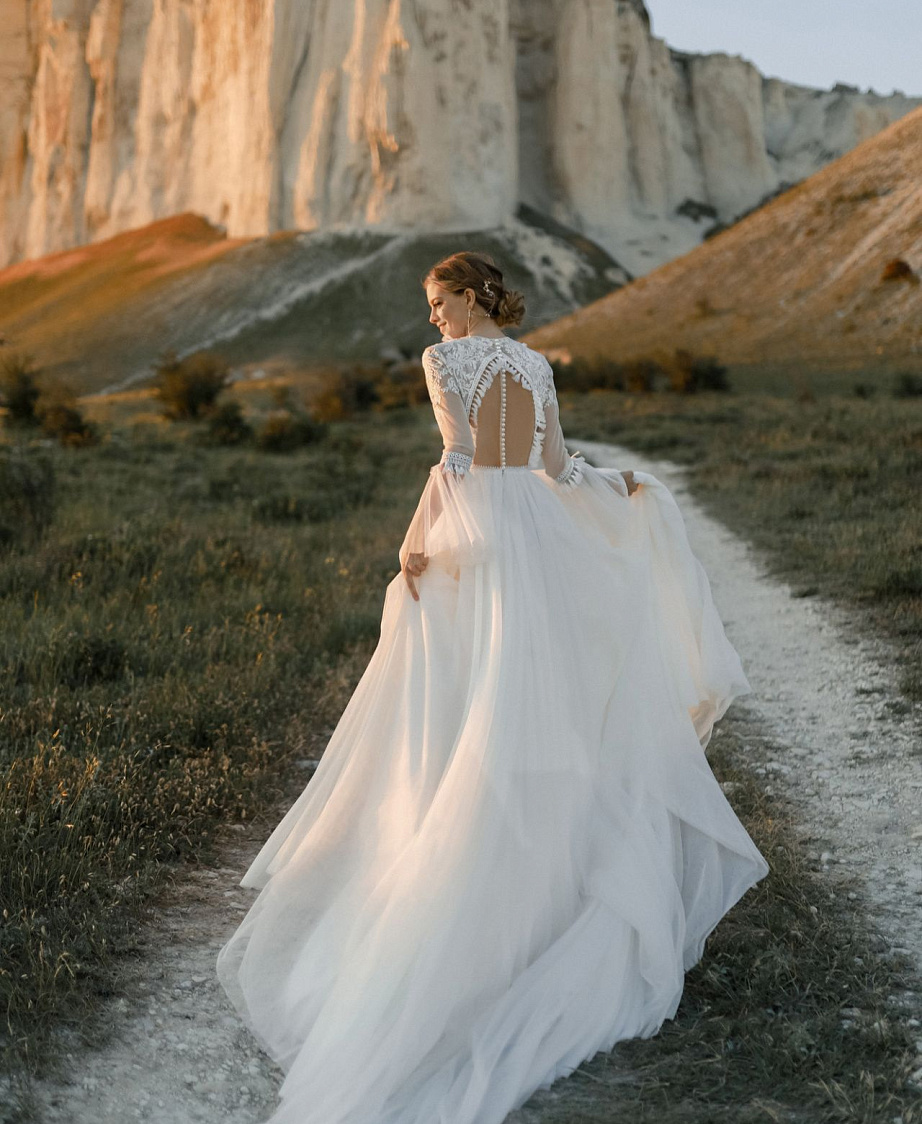 Свадебное платье бохо с расклешенными рукавами фото