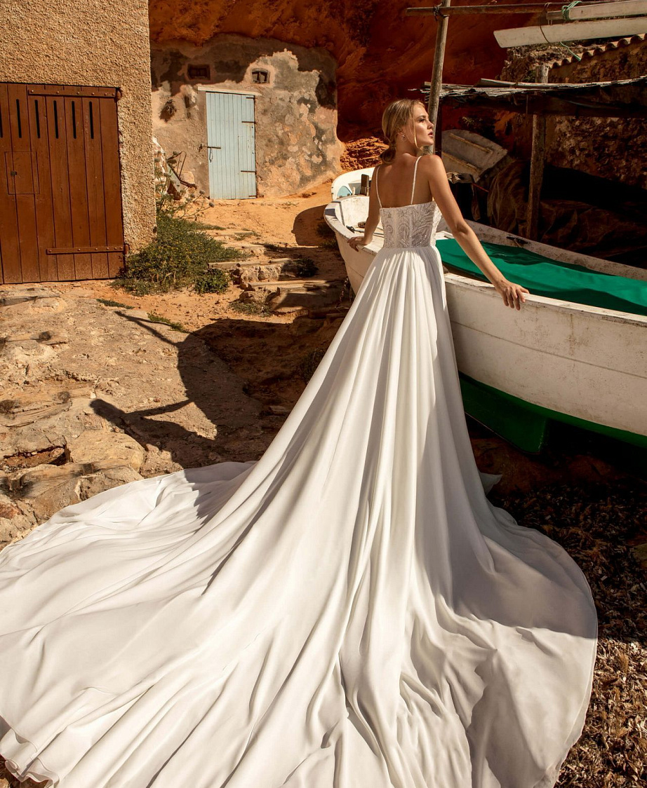 Легкое свадебное платье с разрезом и расшитым верхом фото