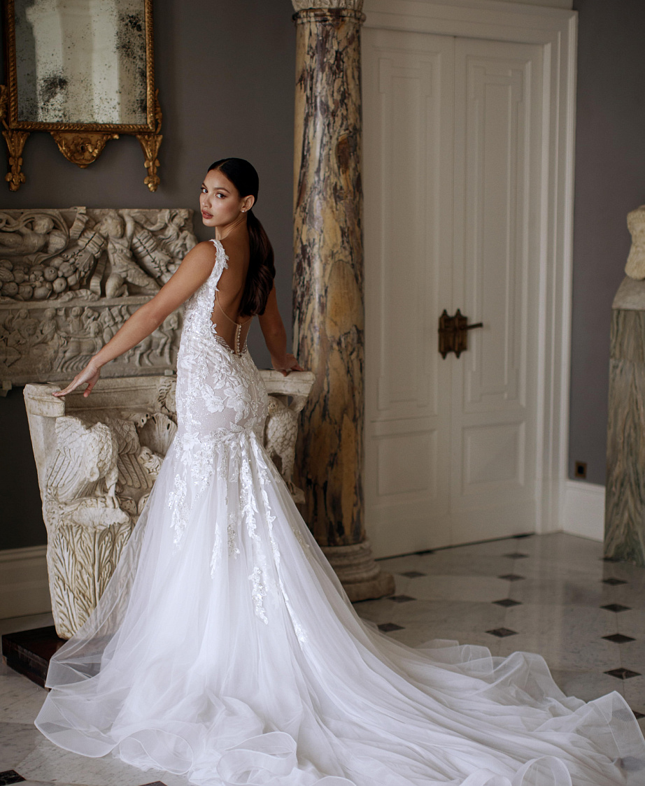 Кружевное свадебное платье со съемными крыльями фото