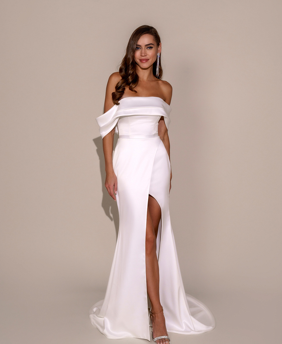 Атласное свадебное платье с разрезом и спущенными плечами фото