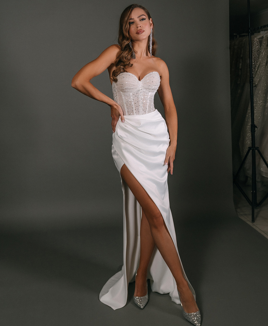 Свадебное платье со сборкой и разрезом на юбке фото