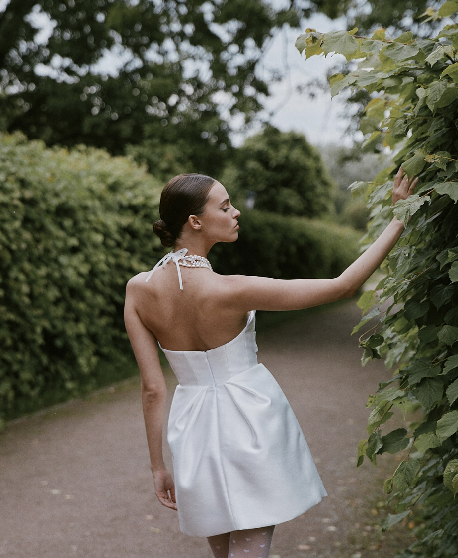 Свадебное платье мини с нежным узором на юбке фото