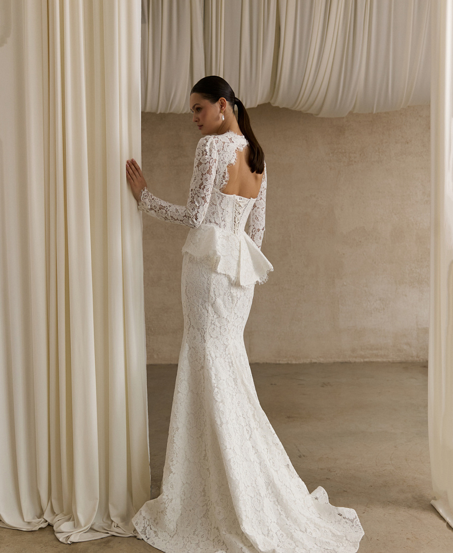 Кружевное свадебное платье с баской фото