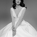 Нежное свадебное платье с блестящим корсетом фото