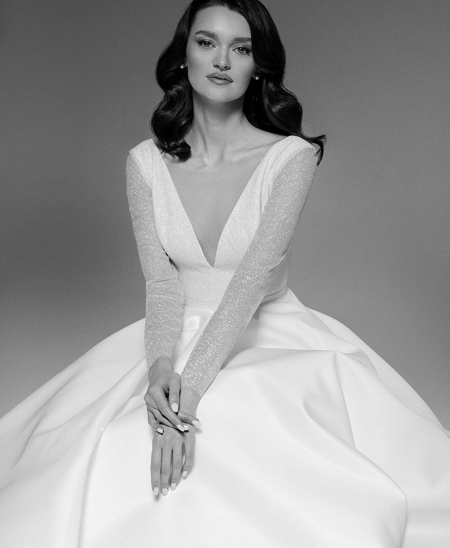 Нежное свадебное платье с блестящим корсетом фото