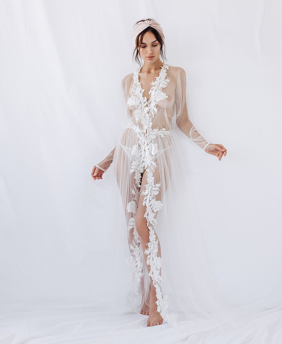 Прозрачный пеньюар с красивым кружевом фото