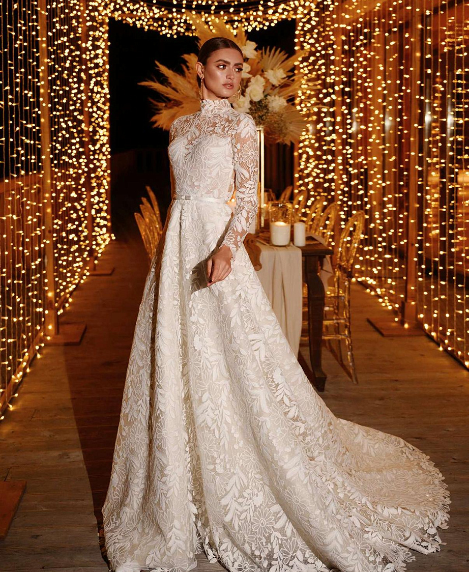 Закрытое свадебное платье в хлопковом кружеве фото