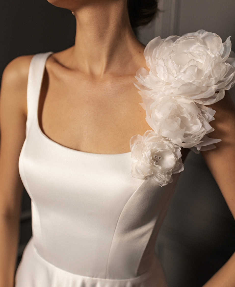 Атласное свадебное платье с декором из атласных цветов фото