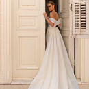 Стильное свадебное платье со спущенными плечиками фото