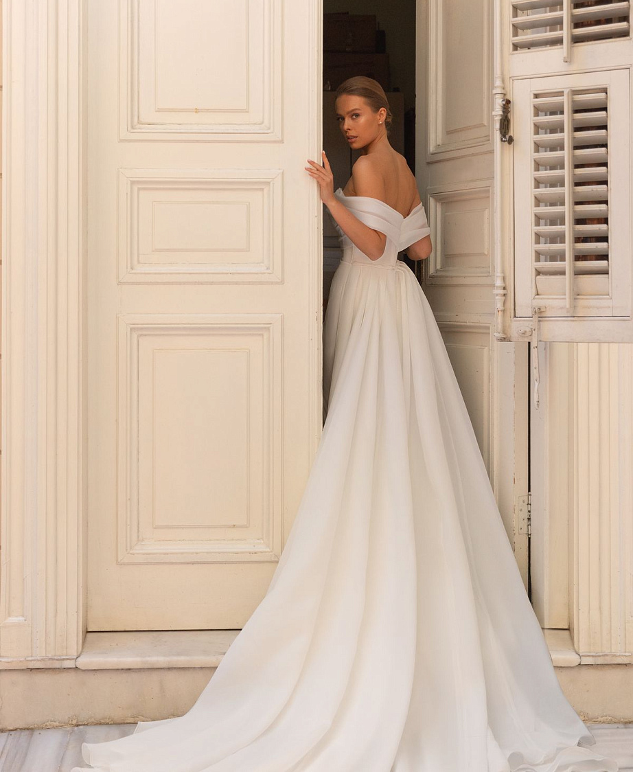 Стильное свадебное платье со спущенными плечиками фото