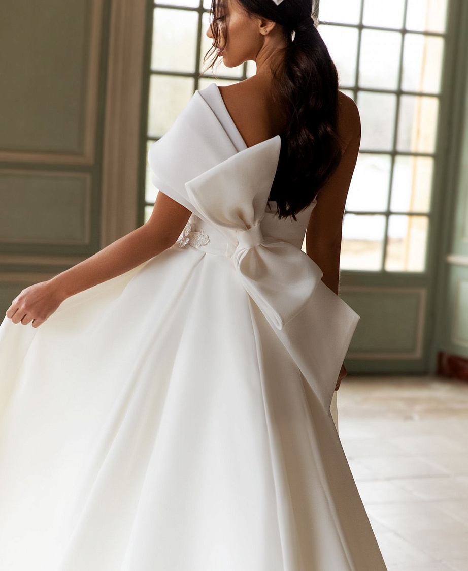 Эффектное свадебное платье с разрезом фото