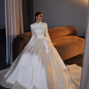 Закрытое атласное платье фото