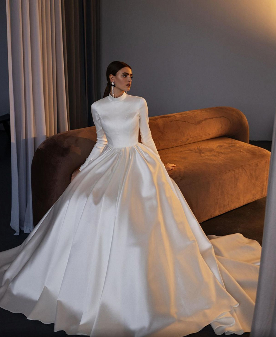 Закрытое атласное платье фото