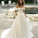 Атласное свадебное платье со спущенными плечами фото