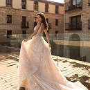 Блестящее свадебное платье с V-выркзом фото