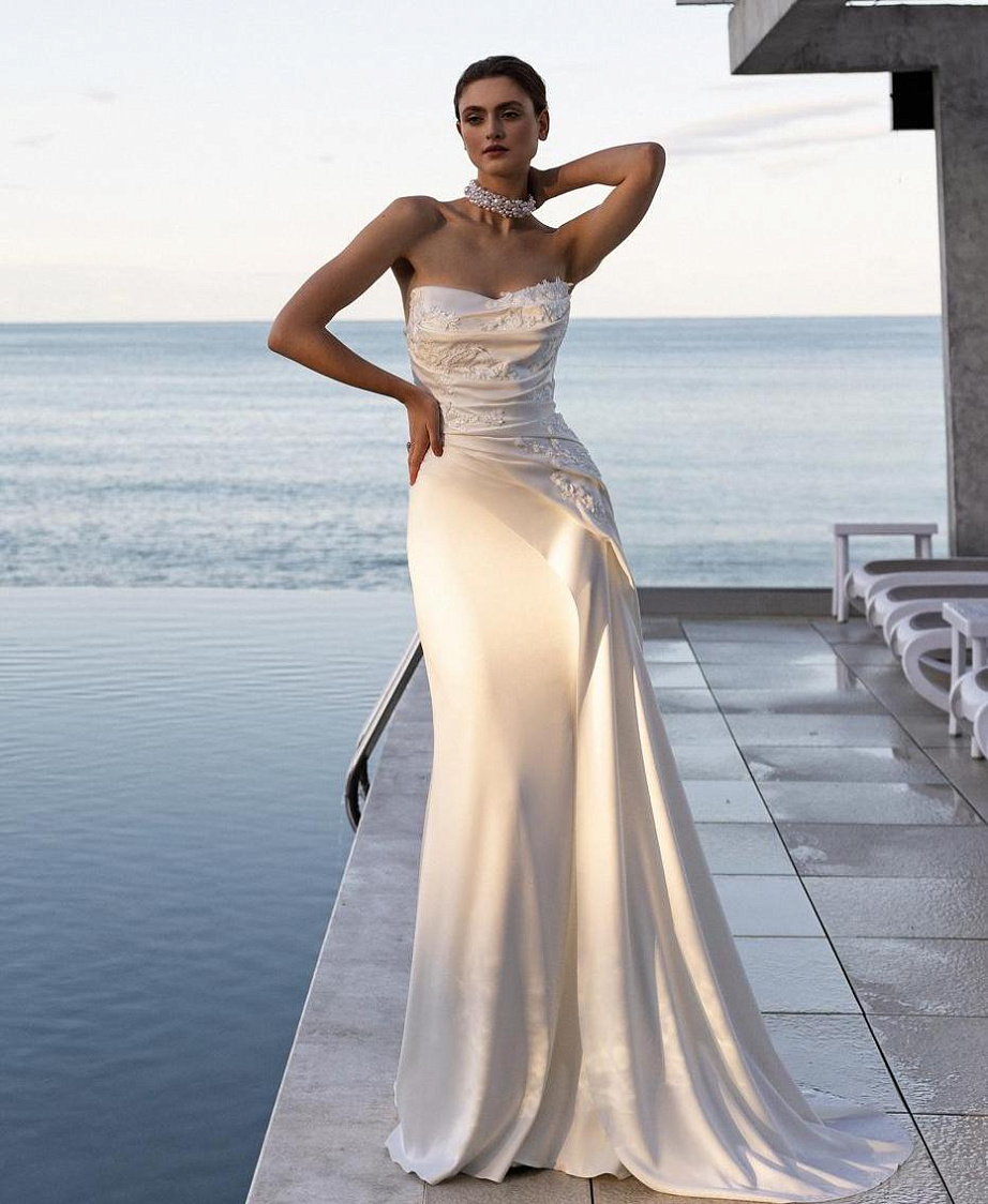 Атласное свадебное платье с кружевным декором фото