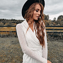 Белый свитер с пайетками