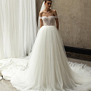 Пышное свадебное платье с открытыми плечами и корсетом фото