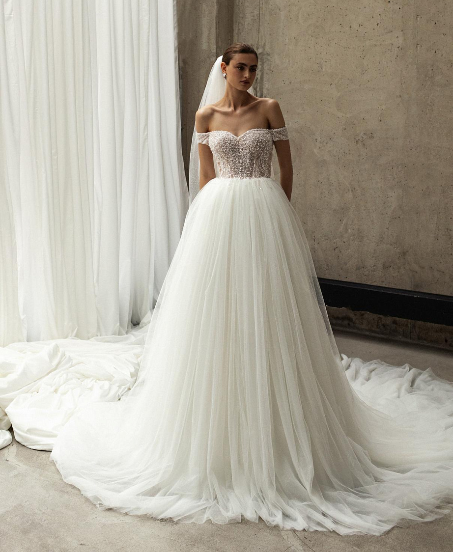 Пышное свадебное платье с открытыми плечами и корсетом фото