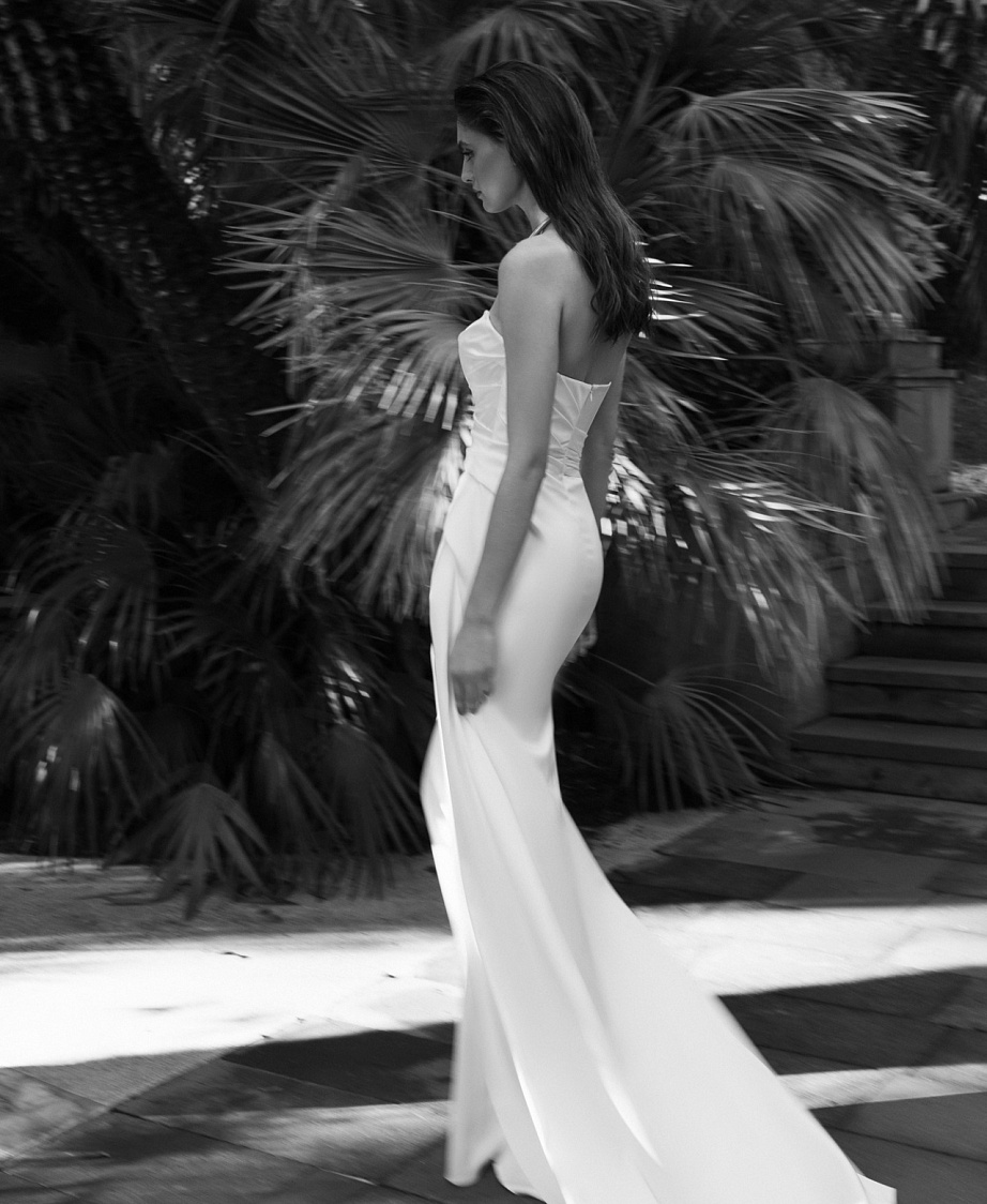 Атласное свадебное платье со сборкой на талии фото