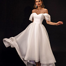 Атласное свадебное платье миди со шлейфом фото