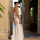 Свадебное платье русалка на бретелях в стиле минимализм фото