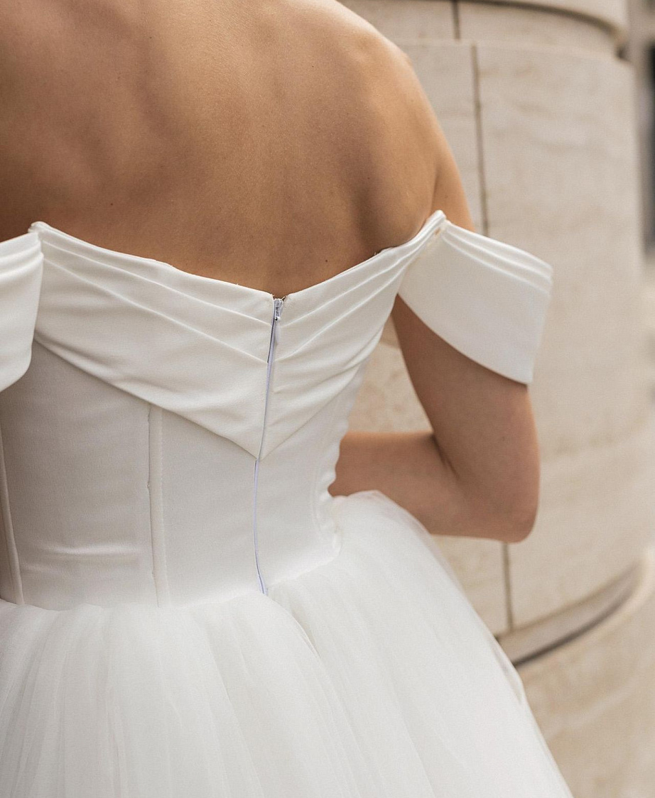 Нежное свадебное платье со шлейфом