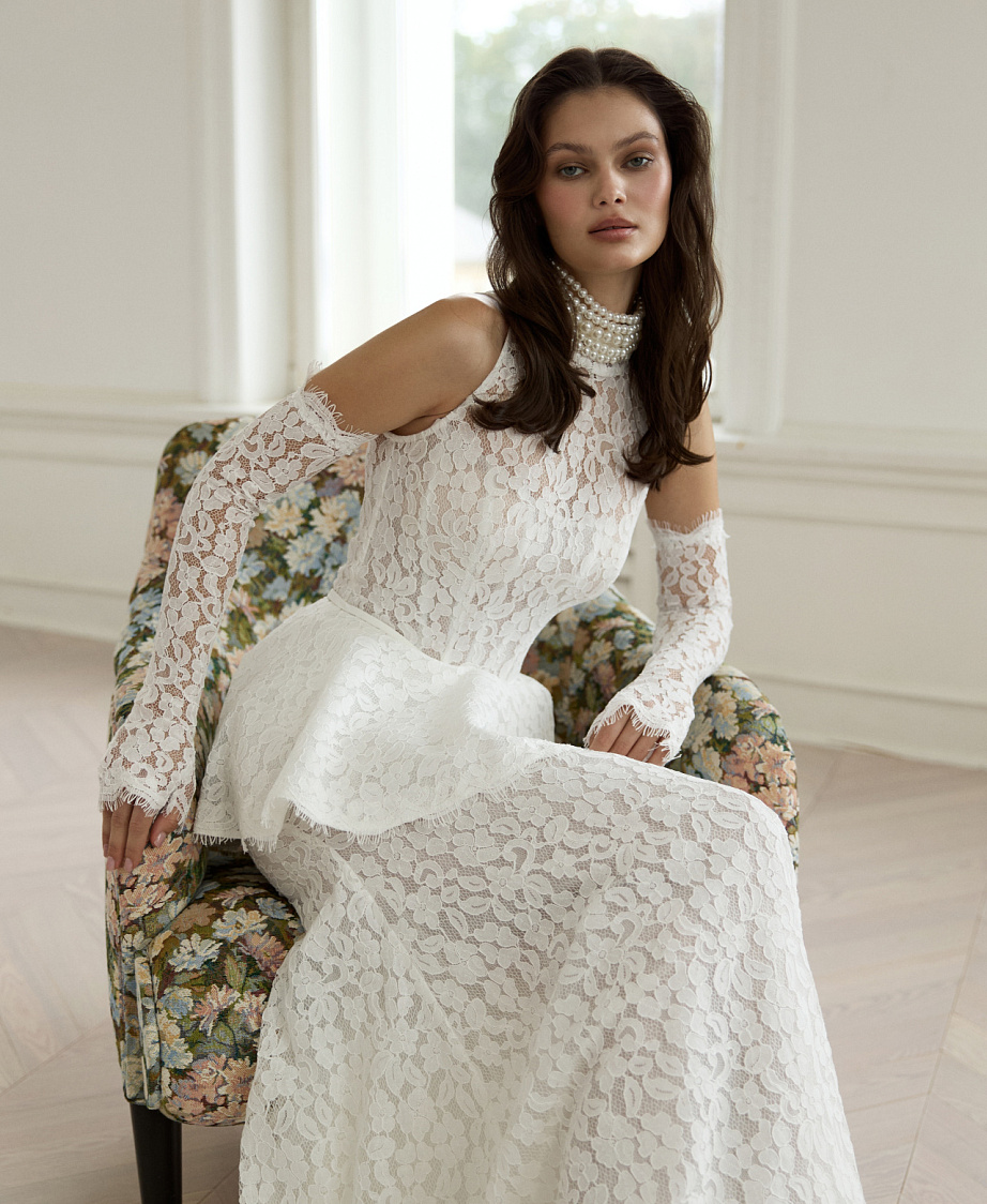 Кружевное закрытое свадебное платье с баской фото