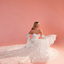 Кружевное свадебное платье со рукавами-клешь фото