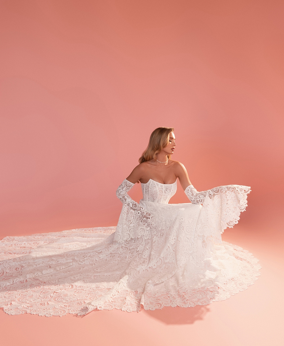 Кружевное свадебное платье со рукавами-клешь фото