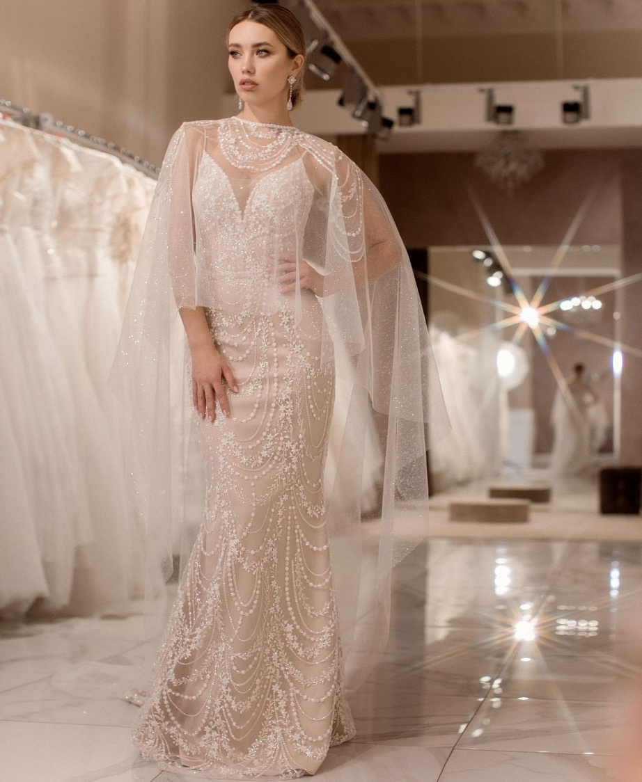 Сияющее свадебное платье рыбка на тонких бретелях фото