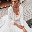 Молочный свитер с кружевом