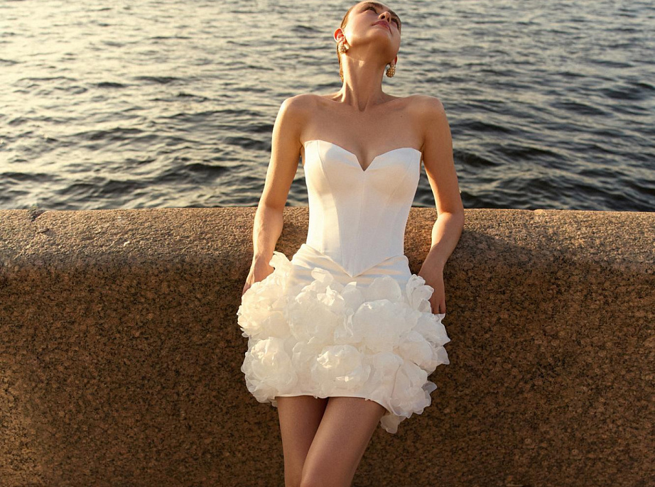 Свадебное платье мини с цветочной юбкой фото