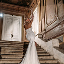 Свадебное платье рыбка в светоотражающем кружеве фото