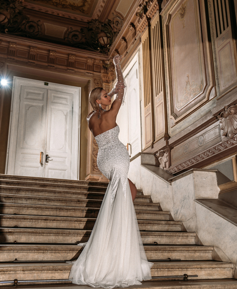 Свадебное платье рыбка в светоотражающем кружеве фото