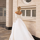 Атласное свадебное платье с рукавами и открытыми плечами фото