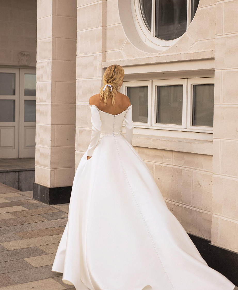 Атласное свадебное платье с рукавами и открытыми плечами фото