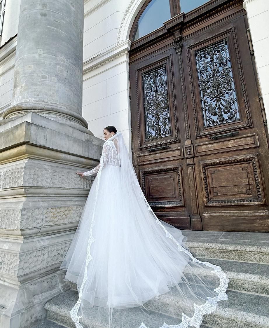 Свадебное платье с кружевными рукавами и V-вырезом фото