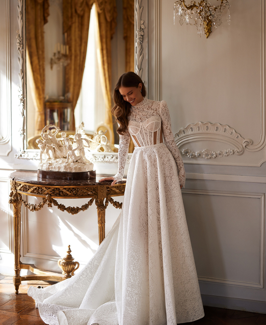 Закрытое кружевное свадебное платье с прозрасными вставками на корсете фото