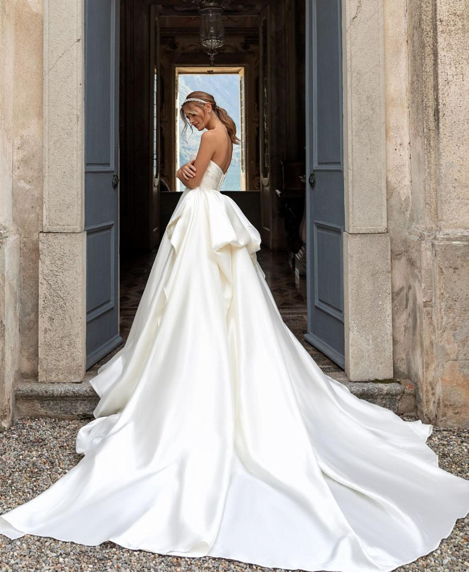 Королевское атласное свадебное платье фото