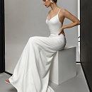 Минималистичное свадебное платье на бретелях фото