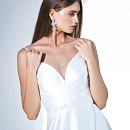 Атласное свадебное платье с разрезом от бедра фото