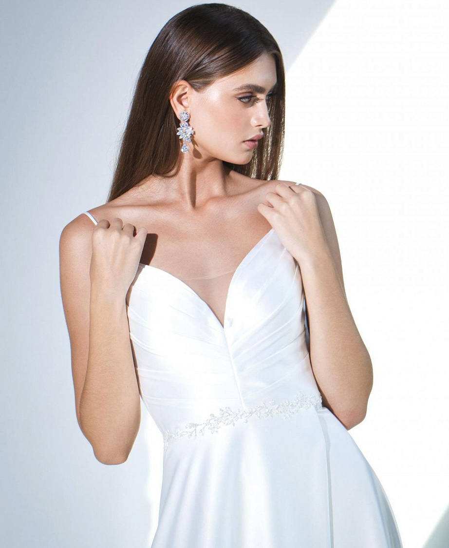 Атласное свадебное платье с разрезом от бедра фото