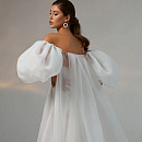 Белый кейп с объемными рукавами фото