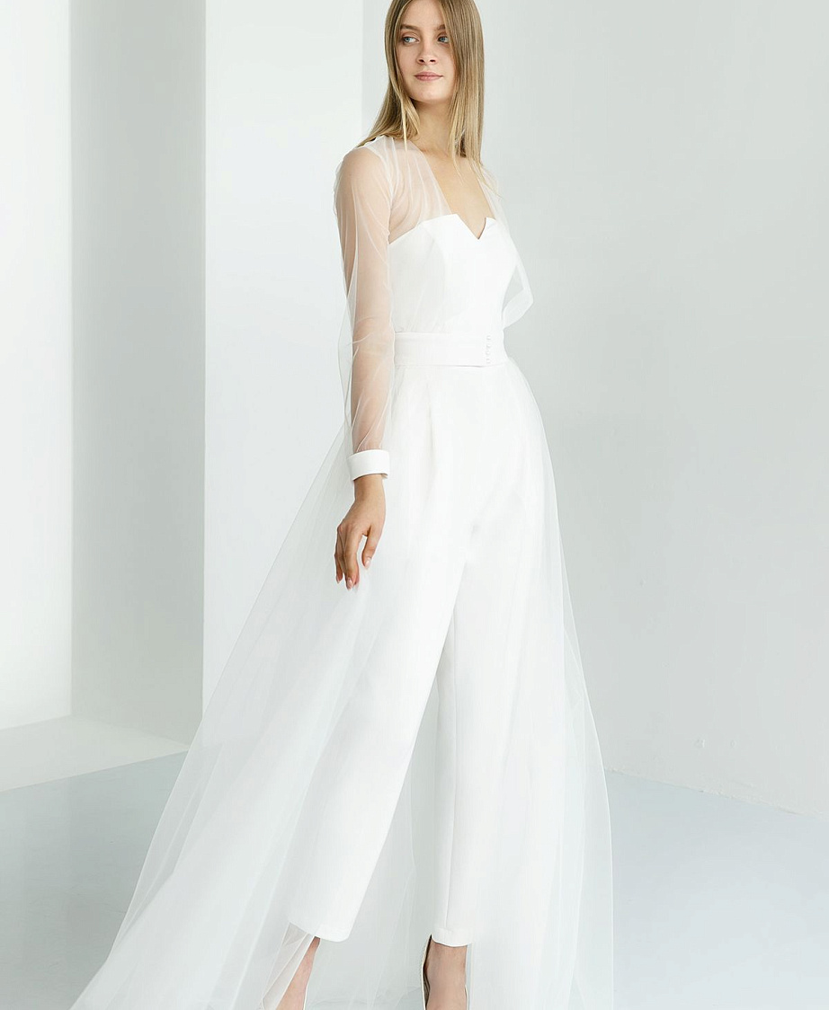 Белый брючный комбинезон с накидкой фото